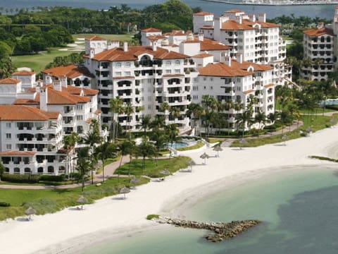 A beach with many buildings on it's side